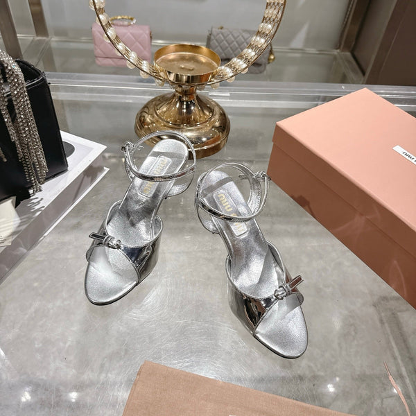 Miu Sandal With Buckle Sliver Patent Leather 751328