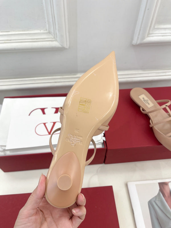Rockstud Wispy Beige Calfskin Mule 20mm