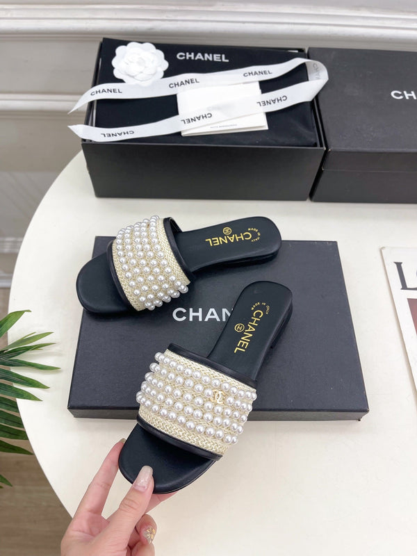 CC Flat Sandal In White Mix Black Calfskin