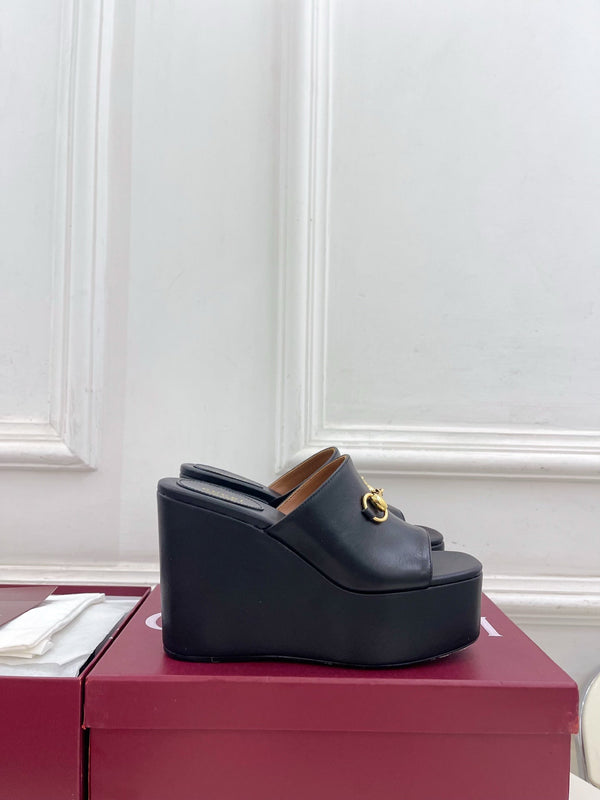 GC Wedge With Horsebit Sandal Black Leather 640268