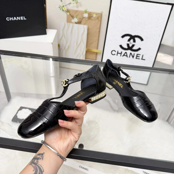 CC 26s Flat Sandals Black Cowhide Patent Leather 183576