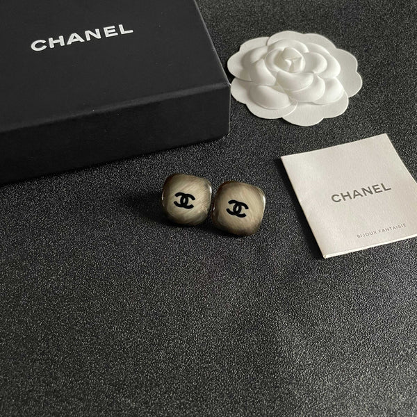 DOUBLE C STUD EARRINGS IN IVORY-TO-BROWN RESIN PATTERN