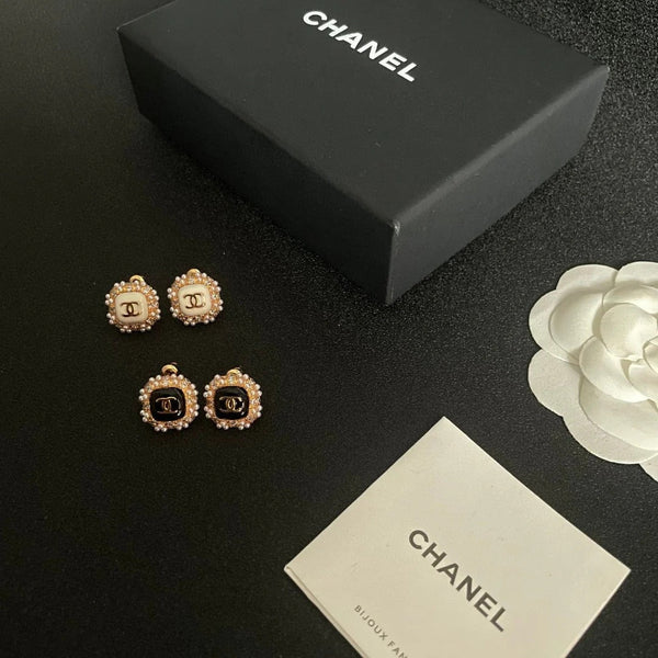 STUD EARRINGS SQUARE DOUBLE C IN GOLD METAL WHITE PEARL BLACK ENAMEL